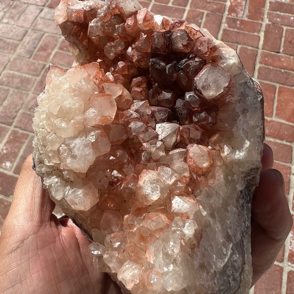 Red quartz specimen - Picture 3 of 5